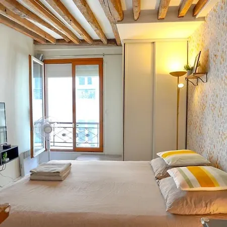 Apartment 04 Grand Near Republique Paris